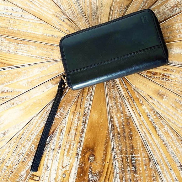 hartmann Handbags - Used Hartmann Genuine Leather Zip up Mini Wristlet Walet in Black